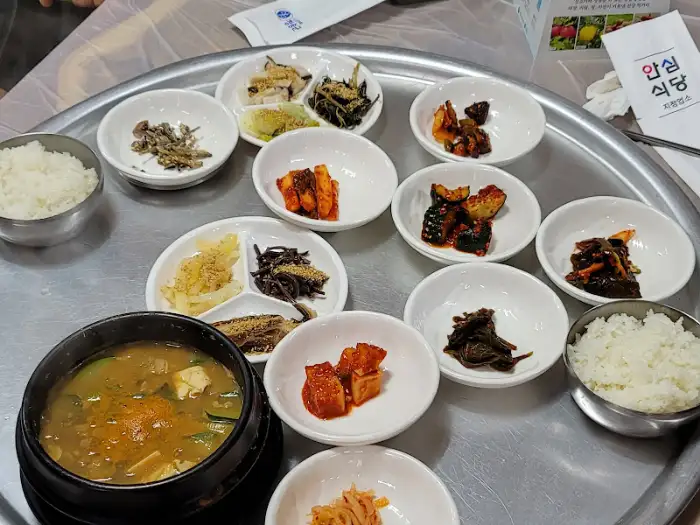 밥과 함께 나온 여러가지 반찬들