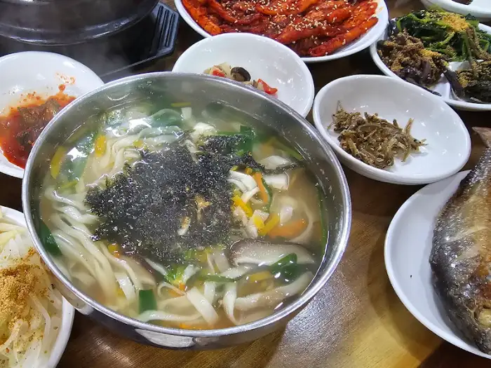 여러 메뉴가 함께 나온 식사