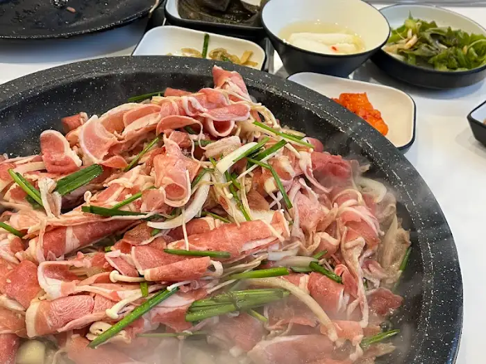 오리덕애 오리불고기가 불판에 올라가 익고 있는 모습