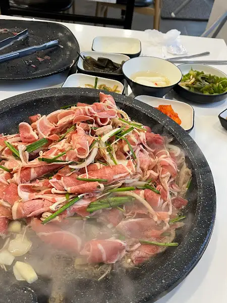 익어가고 있는 오리불고기와 다양한 밑반찬들