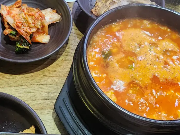 먹음직스러운 두부찌개와 김치