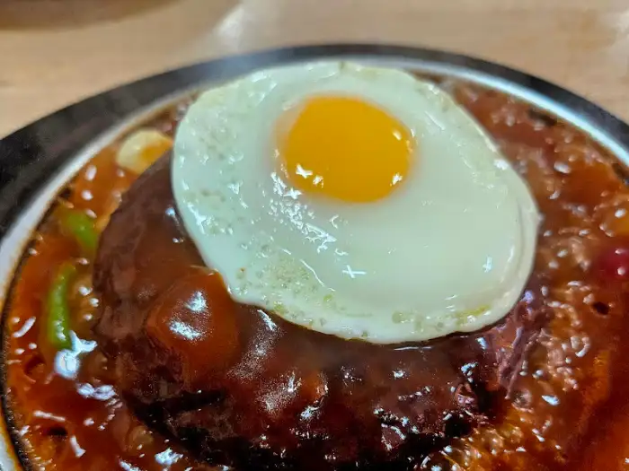 지글거리는 함박스테이크 위에 계란 프라이