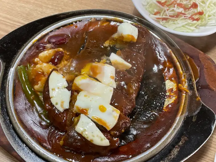 철판 함박스테이크에 곁들여 나오는 가니쉬와 소스