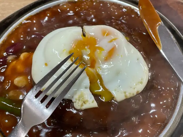 노른자가 터져 함박스테이크에 섞이는 모습