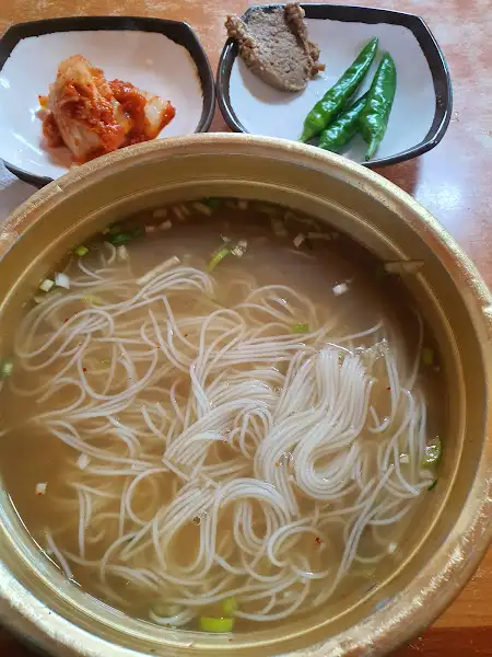 국수와 곁들임 반찬