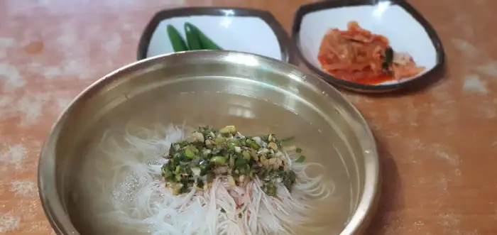 김치와 고추가 곁들여진 국수