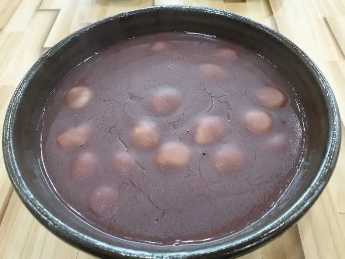 옹기전 팥죽의 새알팥죽 클로즈업 사진. 팥죽 위에 옹기종기 모여 있는 새알이 맛있어 보입니다.