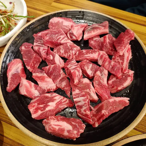 양념이 잘 배인 갈비 구이
