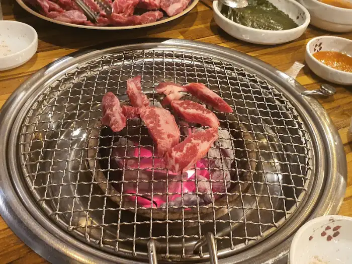 숯불 위에서 익어가는 소고기 조각들