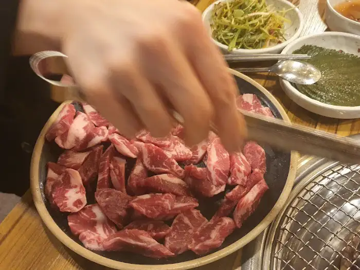 손이 고기를 굽고 있는 모습