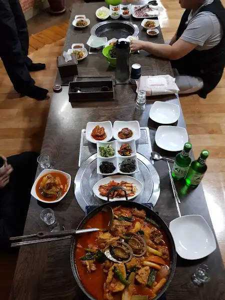 테이블 위에 놓인 다양한 반찬과 메인 요리