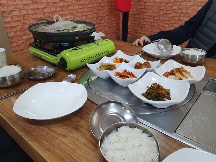 돌솥밥과 갓 구운 생선구이, 그리고 청국장