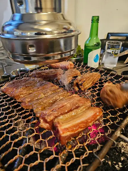 그릴 위에서 맛있게 익어가는 갈비
