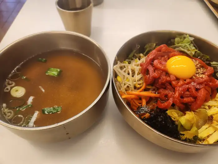 육회비빔밥과 국물