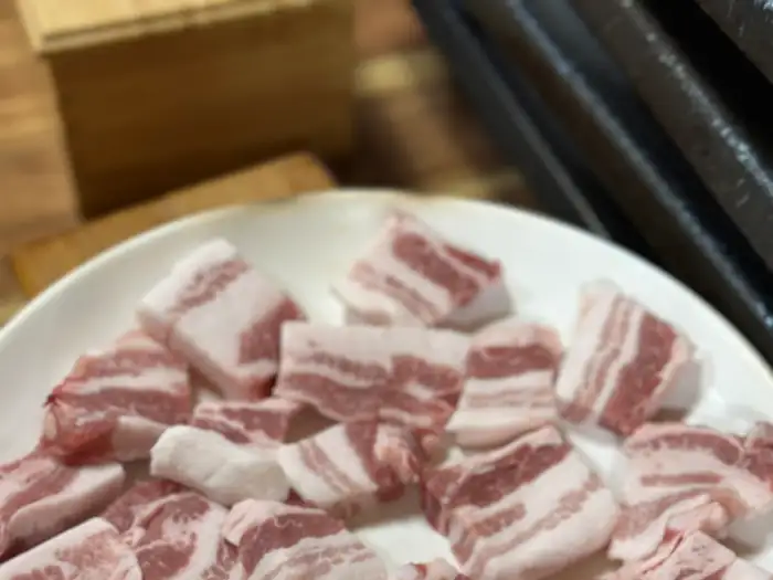 정갈하게 썰린 삼겹살 덩어리