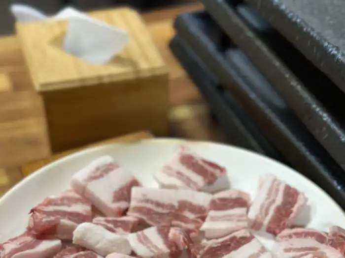 정갈하게 썰린 삼겹살 덩어리 (다른 각도)