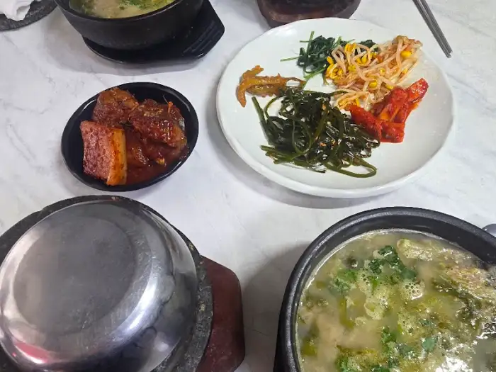 정갈하게 차려진 반찬들