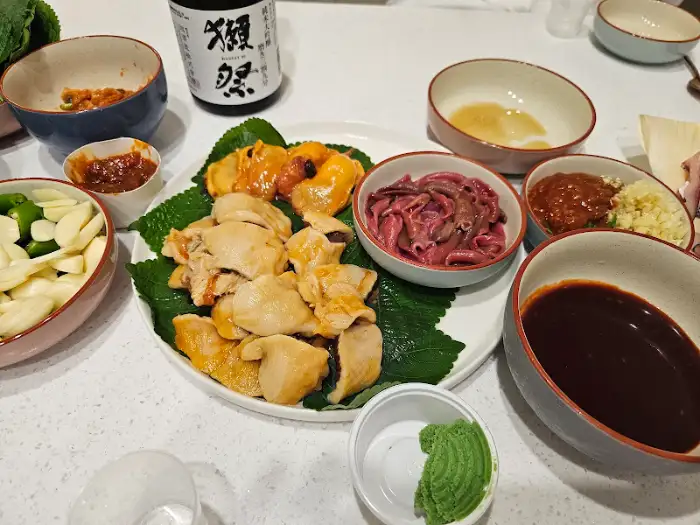 멍게와 함께 차려진 음식 상차림