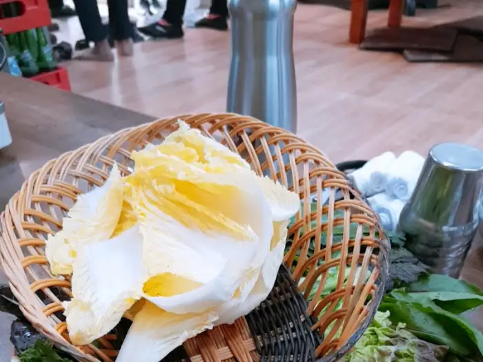 다양한 종류의 신선한 쌈 채소가 바구니에 담겨 있습니다.
