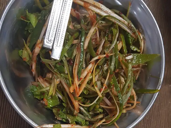 잘 무쳐진 파채와 채소 무침이 볼에 담겨 있습니다.