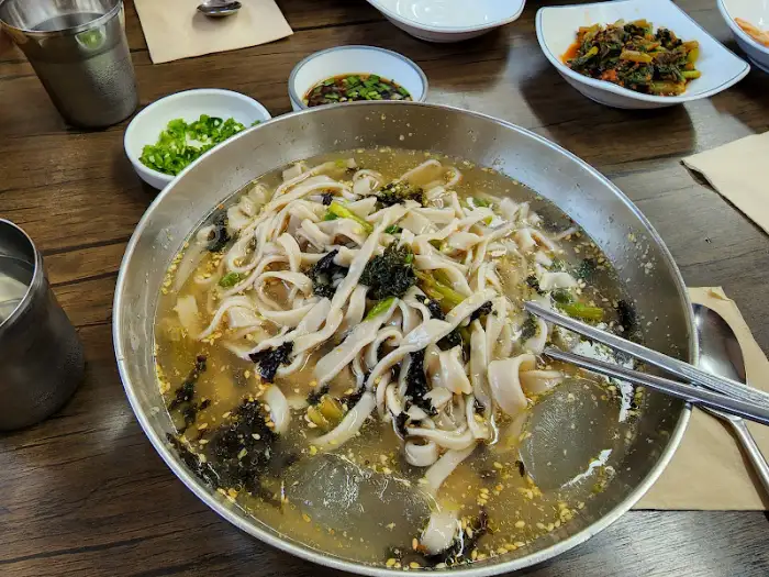 따뜻한 콧등치기 국수
