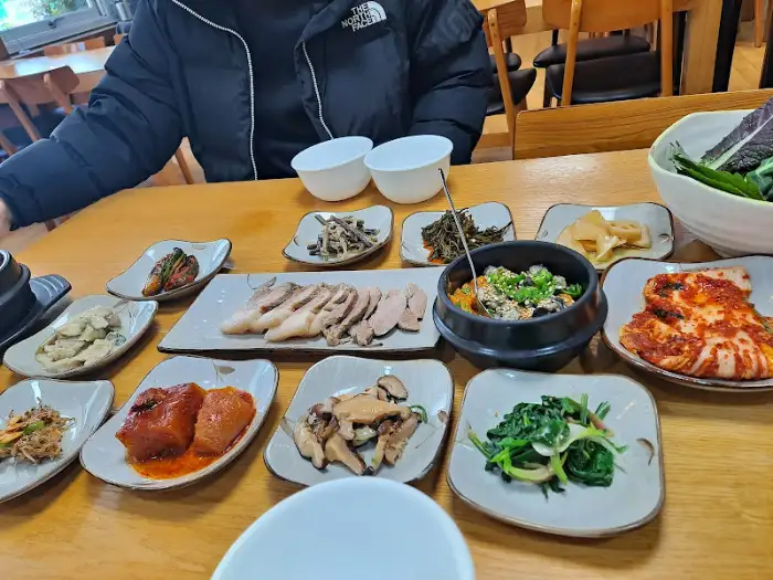 다양한 밑반찬이 놓인 식탁