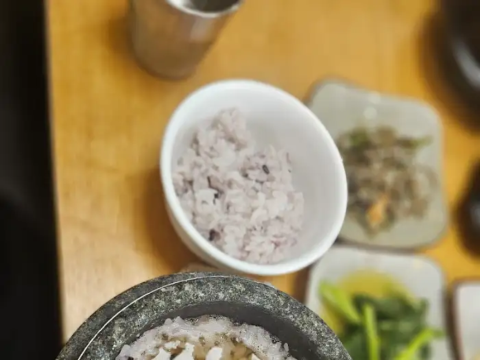 따뜻하게 갓 지어진 솥밥