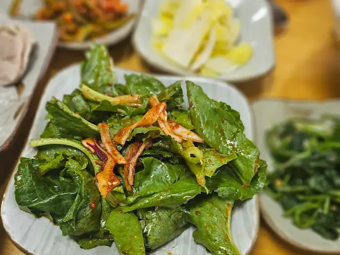 신선한 쌈 채소 한 접시