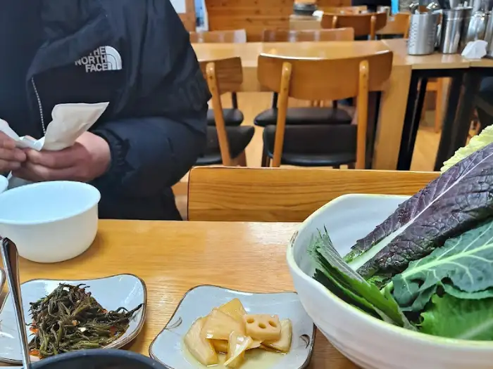 다양한 쌈 재료가 담긴 그릇