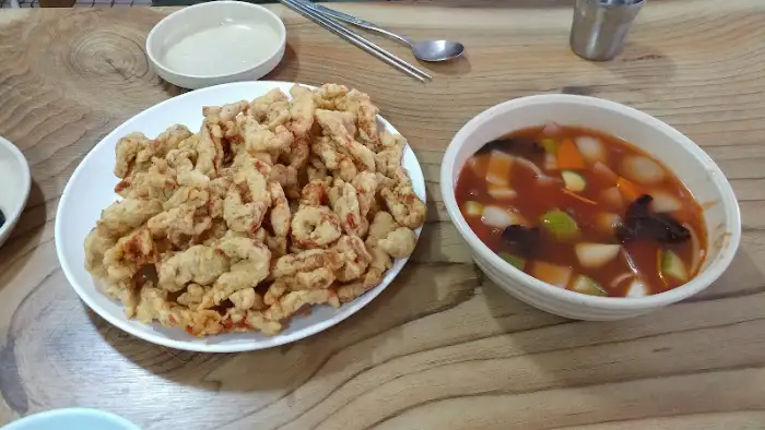 테이블 위 음식과 탕수육
