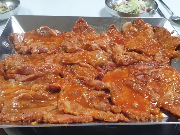 먹음직스럽게 양념된 숯불고기 한 접시