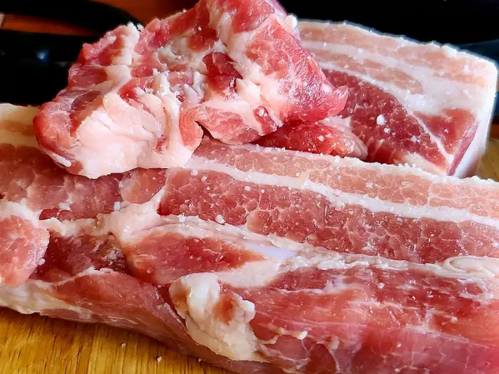 김치찌개로 보이는 음식과 계란찜