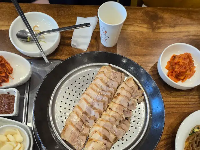 푸짐한 수육 한 접시