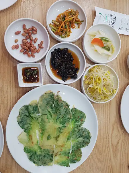 다양한 밑반찬과 함께 나온 음식