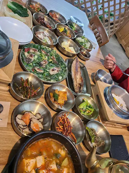 다양한 음식이 차려진 한상차림