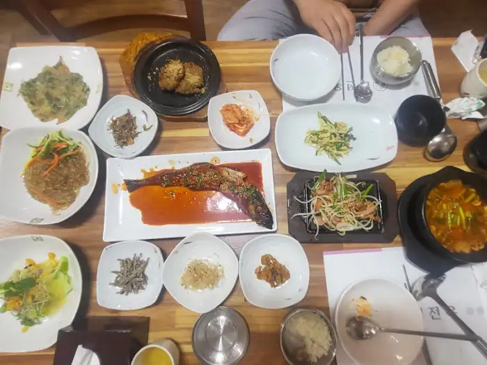 테이블 가득 차려진 다양한 음식들