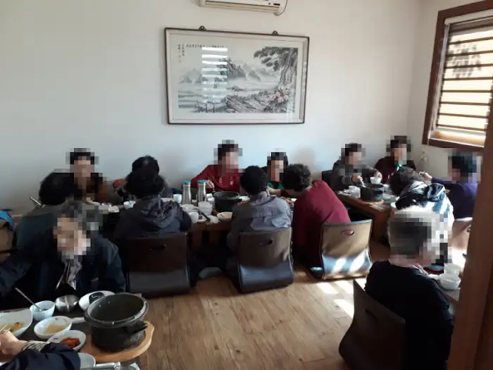 단체 손님이 식사하는 내부 모습