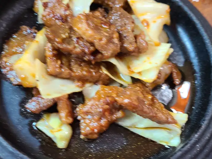 다양한 반찬과 함께 차려진 밥상
