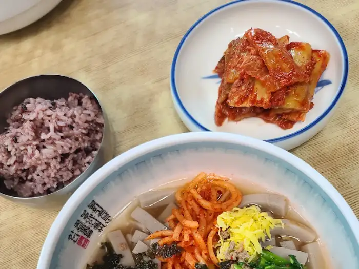 식탁에 차려진 밥과 김치, 묵채