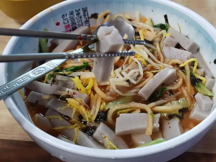 묵사발의 묵 조각과 육수