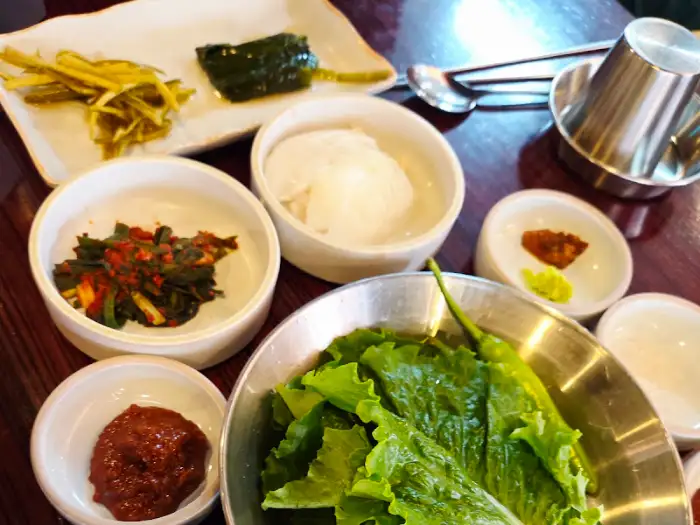 정갈한 밑반찬과 쌈 채소