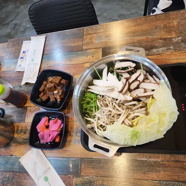 샤브샤브 재료와 곁들임 찬