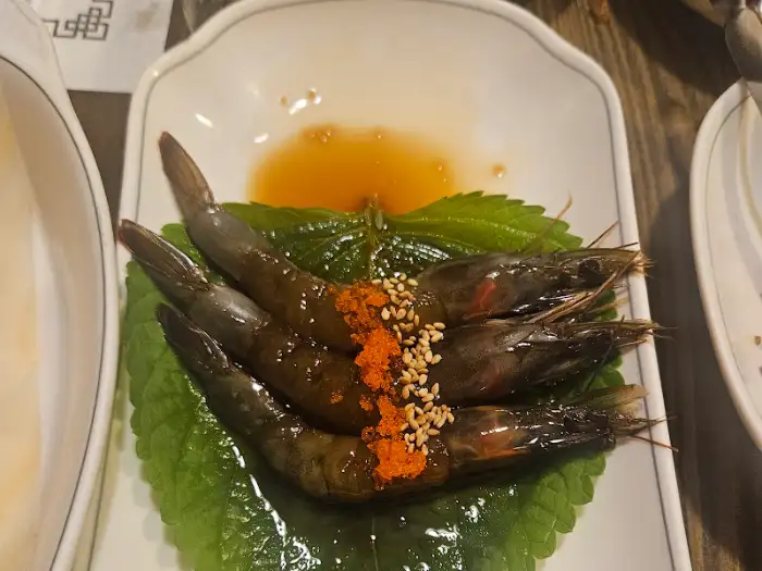 접시에 담긴 생새우 요리