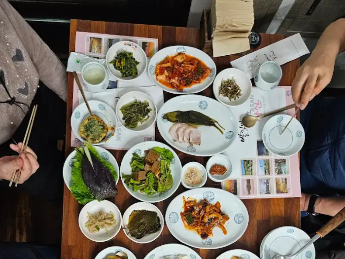 테이블에 펼쳐진 다양한 한식 반찬과 메인 요리