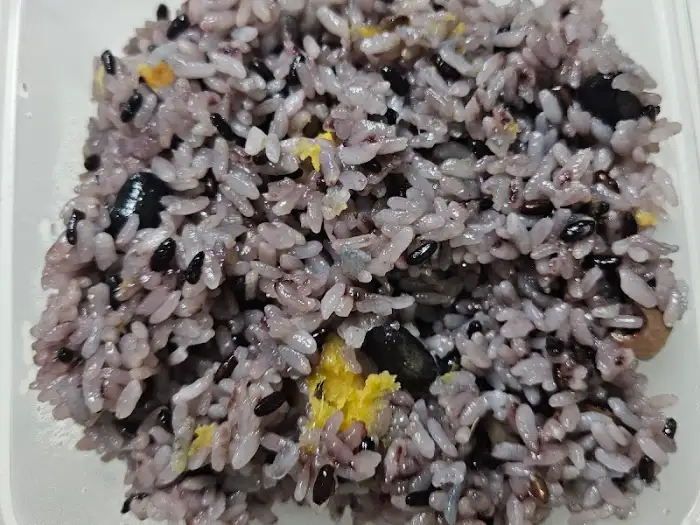 검은콩과 쌀이 섞인 밥