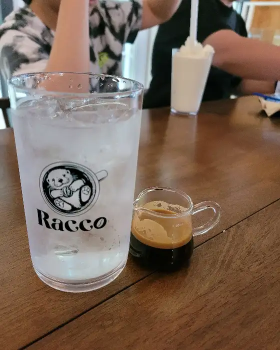 에스프레소와 함께 제공된 아이스 아메리카노.