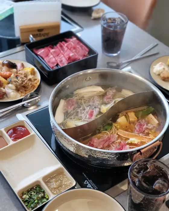 신선해 보이는 샤브샤브용 고기와 샐러드