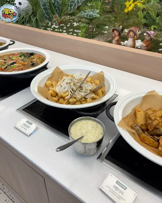 다양한 샐러드바 메뉴들, 특히 튀김류와 소스