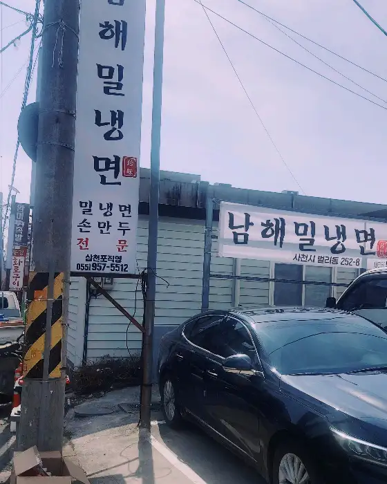 매장 내부 테이블과 의자