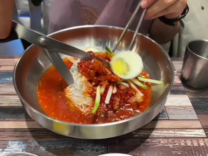 함흥냉면 가위질